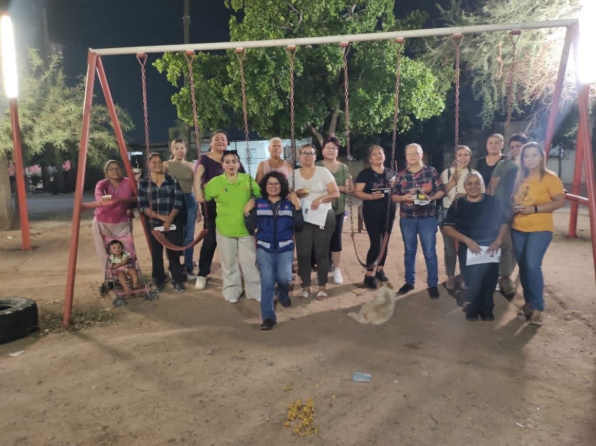 MujerHMO's tweet photo. ¡Un placer reunirnos con las vecinas de la colonia Solidaridad!

@MujerHMO atendió la invitación para llevar a cabo la plática “Una vida Libre de Violencia” y el Taller de Jabones Artesanales , con el objetivo de fortalecer el desarrollo personal y la prevención de la violencia. https://t.co/BQlUdXte3n