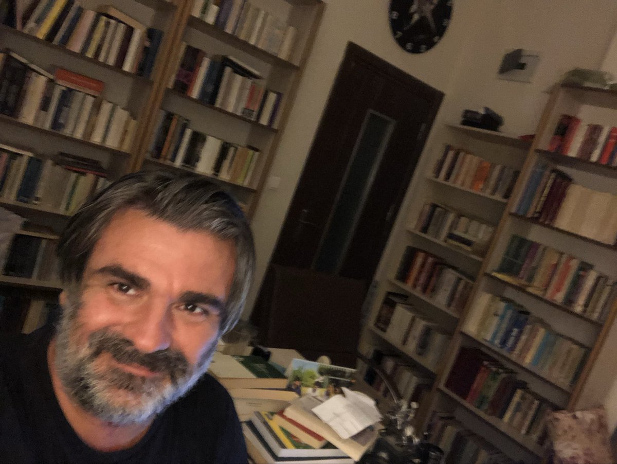 Akıp gider zaman,
Bir yan üzülürken akıp gidenin içindeki yokluğa
Öte yan mutludur, vuslatı engelleyen zamanın dolmasına!

Sensiz bir yıl daha…
Ve bir yıl daha yaklaştım sana…