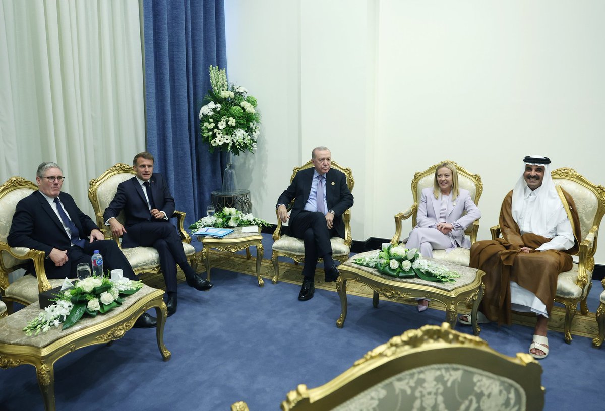 Sen Belçika da kendi ülkenin CB nını yuhalatmayı küresel siyaset zannederken #KüreselLiderErdoğan ise #gazze için ilmek ilmek dokuduğu Barış için Mısır da sadece 4 ülkenin imza attığı belgeyi imzalıyor, arkada diğer liderler de alkış tutuyor. Çok zavallısınız.