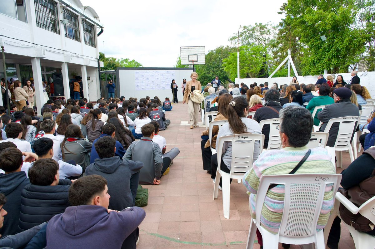 CosseCarolina's tweet photo. Participamos con alegría en la celebración del 70° aniversario del Liceo de Migues, una institución que, desde 1955, ha sido pilar fundamental en la educación, el crecimiento y el desarrollo de generaciones de jóvenes.

Celebrar estos 70 años es también reconocer el compromiso de toda la comunidad educativa, el valor del conocimiento como herramienta de transformación y la importancia de seguir construyendo oportunidades desde la educación pública.