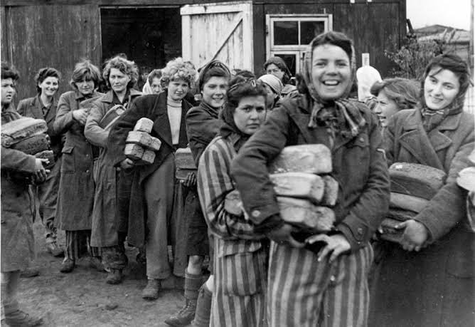 <a href="/Kuhr_Bialic/">Daphna Kuhr</a> Kijk deze vrolijke vrijgrlaten concentratie kamp gevangenen. Ze hebben volop eten dus er zal wel geen holocaust geweest zijn. ... (dit soort onzin verspreiden zionisten vandaag de dag over de Palestijnen van Gaza)... tsja