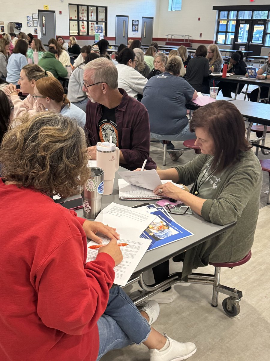 Hasty_Huskies's tweet photo. Today was filled with teacher leaders facilitating powerful professional development on board policies, initiatives &amp; consistent writing practices. Parent conferences were also held to focus on student growth. Together, we’re learning more, achieving more, and growing more! 🌟 https://t.co/kZLBPmT1qb