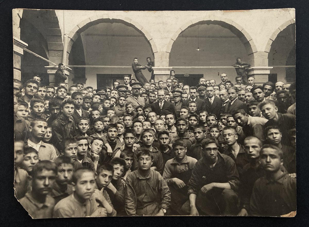 #TarihteBugün 📅 100 Yıl önce.
Reisicumhur Gazi Mustafa Kemal Paşa İzmir'de, Bölge Sanat Okulu'nda öğrencilerin arasında. (14 Ekim 1925)