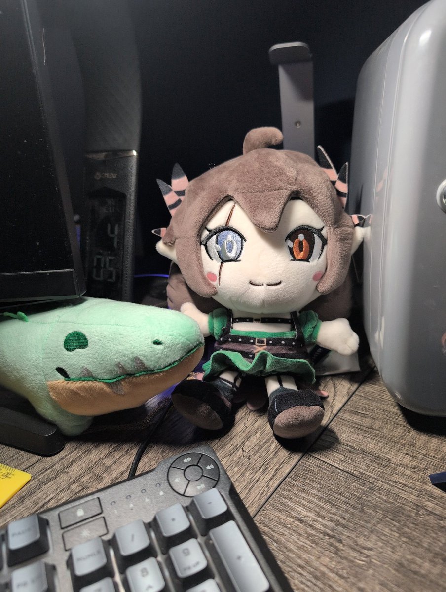 She's here!!! I definitely won't be punting her she's just too cute! <a href="/KumiVT/">Kumi 🪶🔜 TWITCHCON</a>