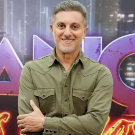 bastidoresdm's tweet photo. 🚨 DE CASA NOVA! Luciano Huck adquiriu o formato #AFuga, game show apresentado por Datena na Band em 2018, e vai exibir no #Domingão em 2026, segundo informações de Rick Souza. https://t.co/KMRU1YVZeq