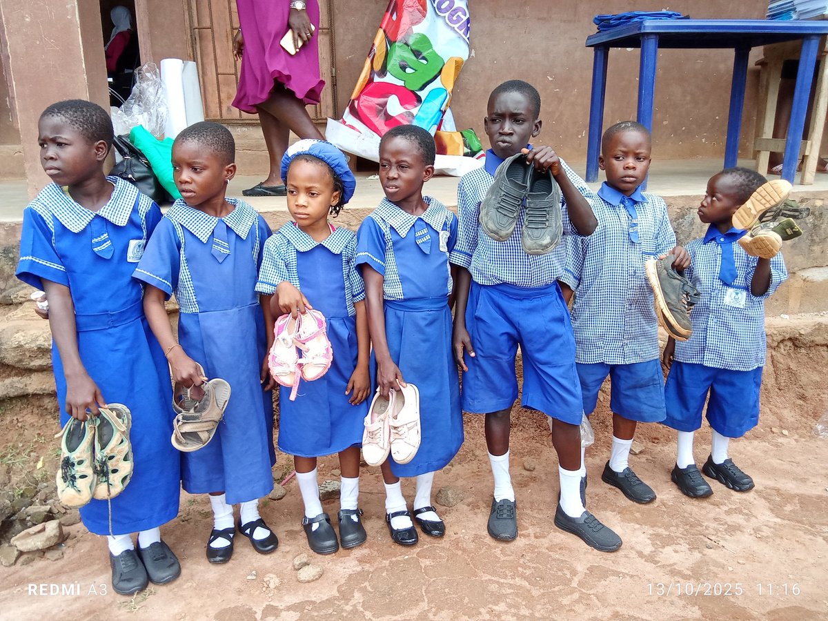 DevtGlowing's tweet photo. We conducted the 2nd phase of our Back to School Project today at Baruwa Community Pry Sch, Baruwa, Ipaja. School materials were given to over 100 pupils of the School. 

To support us, kindly send us a dm or your donations to:-

Glowing Splints Dev Initiative
0417570182
Gtb https://t.co/ObAxdMAsGo