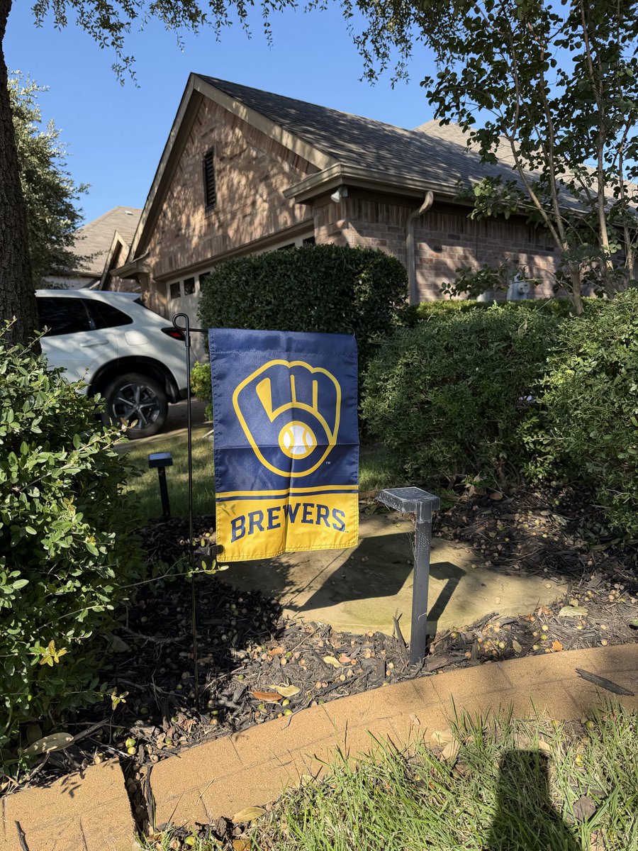 Real4PeteSake's tweet photo. Added some fall yard art. #MagicBrew https://t.co/Wx6jFEluTT