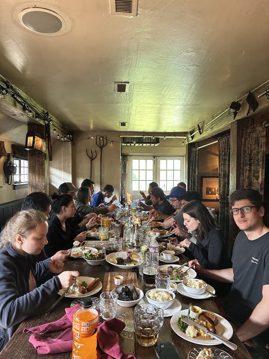 12 scrappy founders tweet media