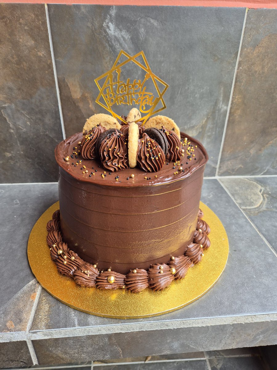 whipping_lovett's tweet photo. chocolate fudge bliss 🥰😍
#chocolatefudge #chocolatefudge #bliss #chocolatelover #cake https://t.co/5UtQFd6pES