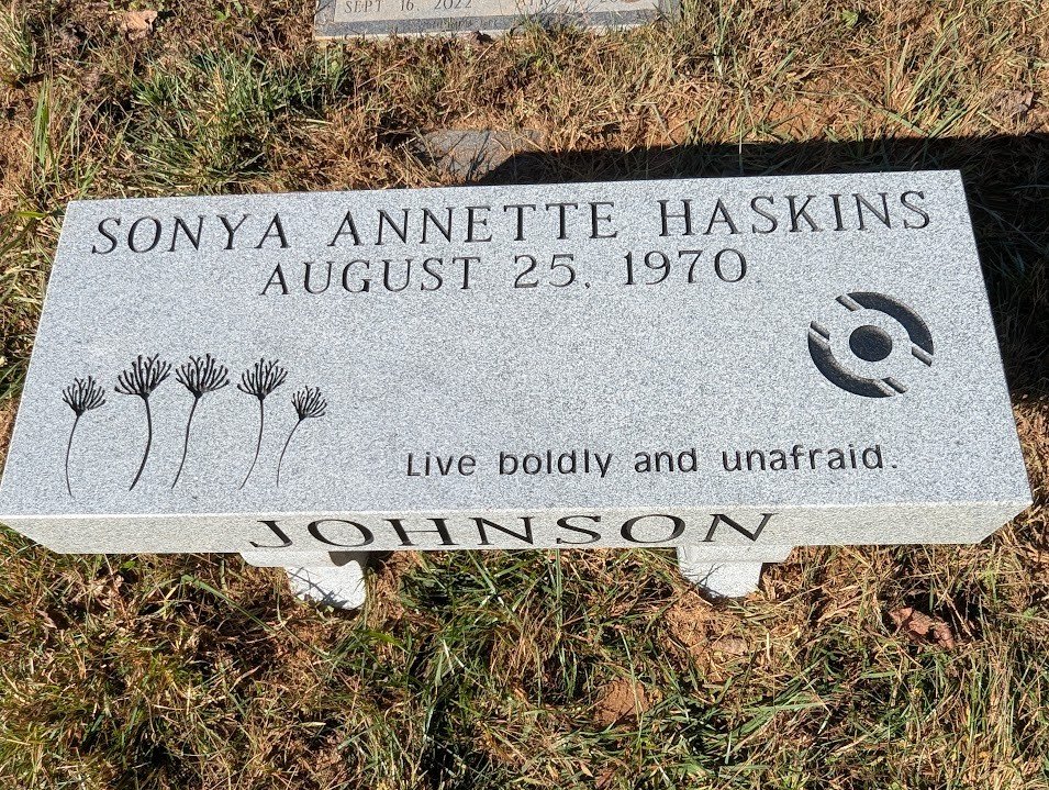 When I die (hopefully many years from now), a bench in my family cemetery will remind people of me.

I love the #EchoVR disc on it and laugh to think of descendants trying to figure out what it means.😁

Thought my #EchoArena friends might enjoy this.🥰
#VR #game <a href="/MetaQuestVR/">Meta Quest</a>