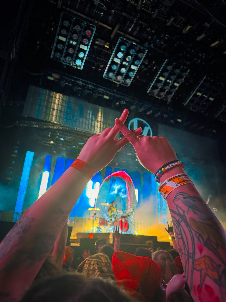 AutomailGrell51's tweet photo. Had an amazing time at #breachtampa
Made some great new friends and got to show off the City Walls bead top 
@twentyonepilots @tylerrjoseph @joshuadun an absolutely amazing show as always ❤️ https://t.co/wfP86IJIHQ