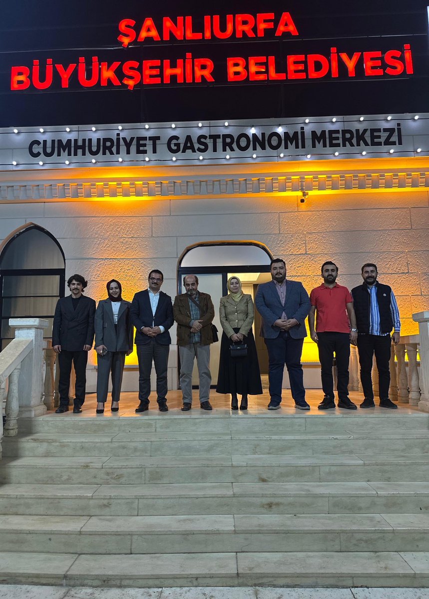 Şanlıurfa Vali Yardımcımız ve Harran Kaymakamımız Sayın Harun Reşit Han, Büyükşehir Belediyesi Kadın ve Aile Hizmetleri Daire Başkanımız Sayın Güleser Bayraktar ve Gençlik Meclisi üyelerimizle birlikte değerli hocamız Dr. Ömer Demirbağ’ı Şanlıurfa’da ağırladık. 🌿

Zirve