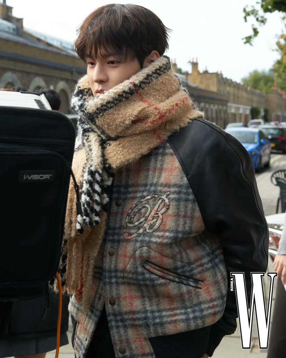 seungelical's tweet photo. ahora que están en línea, las quiero ver a todas usar los # para apoyar a Seungmin en su nueva campaña 🫵🏻

THE UNEXPECTED ENCOUNTERS WITH SEUNGMIN
#SEUNGMINxBURBERRY 
#Seungmin #승민 https://t.co/iUoKiKVWoA