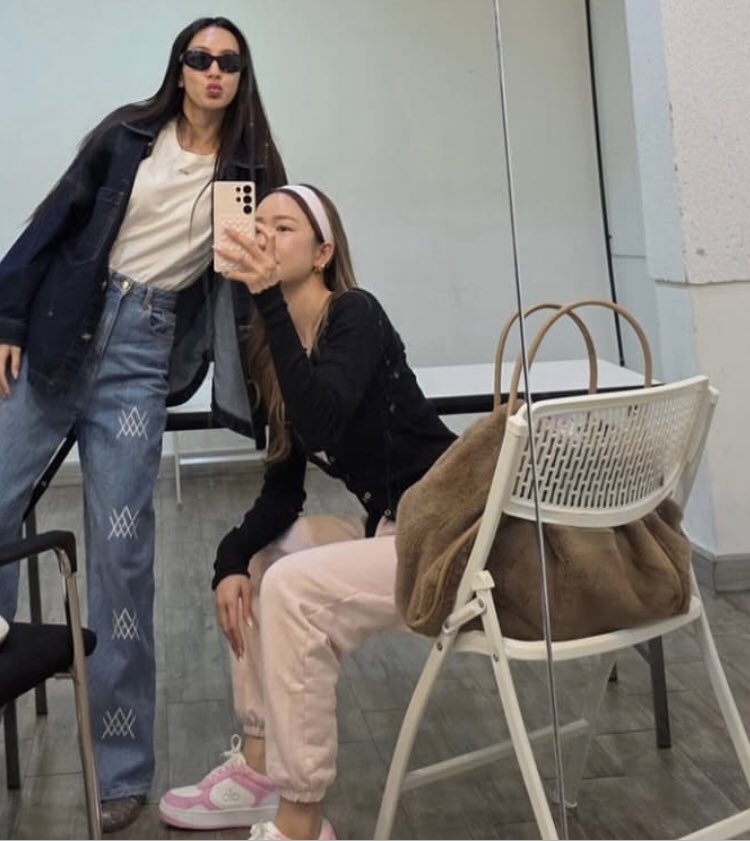 “Feliz aniversário. Desejo que você continue fofa e radiante assim para sempre. Que tudo o que você desejar se realize. Que tenha sempre muita saúde e força.
Te amo.
De... P'June”

#EnjoyJune