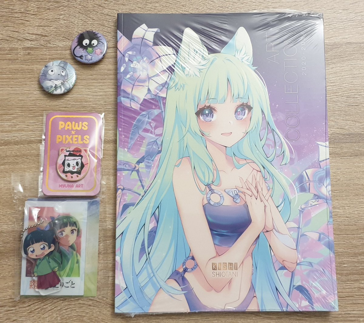 IzzyLovesManga's tweet image. #PolarisCon loot Part 1 💛
Es ist viel geworden aber ich konnte so gar nicht widerstehen 🙈
In der Artist Area bin ich total eskaliert aber es gab einfach viel zu schöne Sachen 🥰
Ein Artbook, Kleinigkeiten wie Buttons und jede Menge Prints! Sogar welche von Expedition 33 ♥️