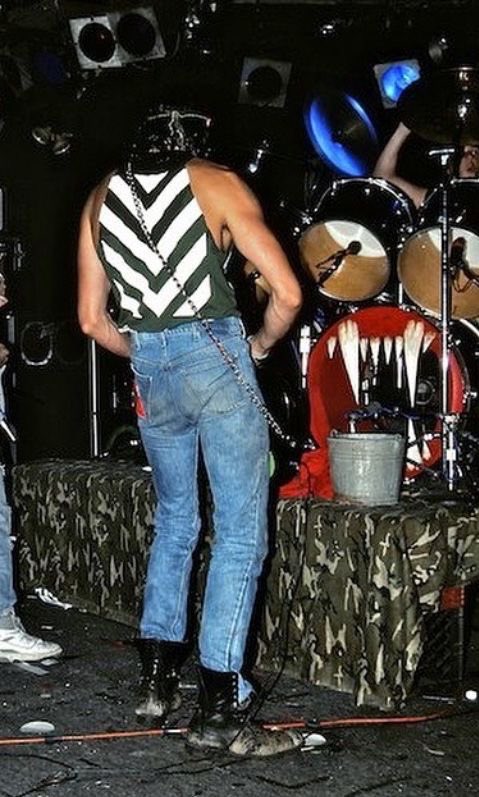 I just can’t believe how flat his ass is