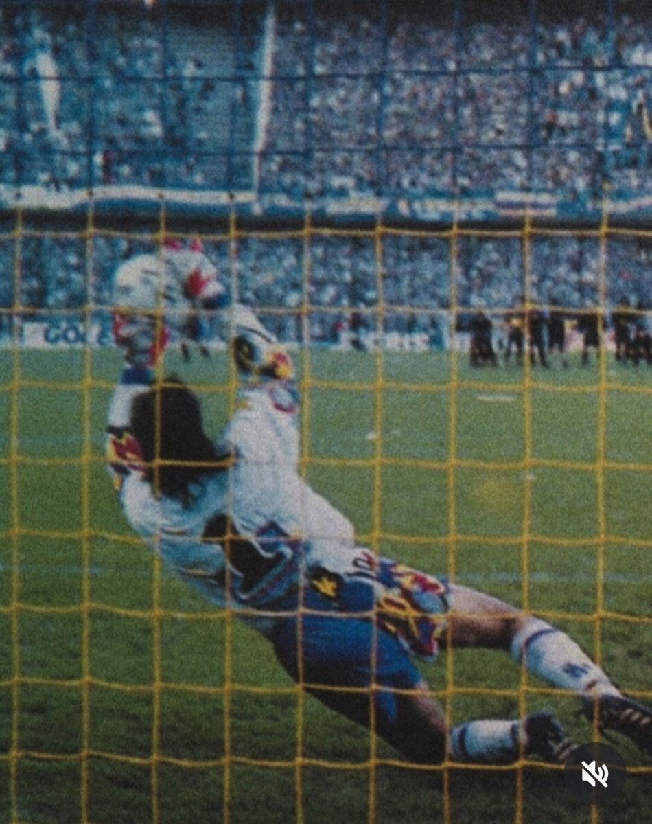 Mono Navarro Montoya (@navarromontoya) on Twitter photo La Bombonera, un Súper Clásico, un penal, otro  capítulo en la historia de <a href="/BocaJrsOficial/">Boca Juniors</a> La Bombonera, un Súper Clásico, un penal, otro  capítulo en la historia de <a href="/BocaJrsOficial/">Boca Juniors</a>