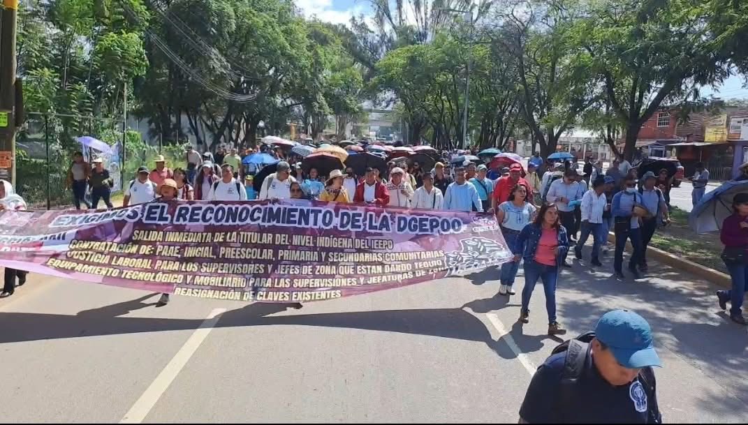 🚨 Avanza marcha de la Sección 22 🚶‍♀️🚩La movilización partió del Monumento a Juárez, en Huayápam, y se dirige hacia el Zócalo de la Ciudad de Oaxaca. 🏛️
🚧 Se esperan cierres viales; atienda indicaciones de la Policía Vial. 👮‍♂️#Marcha #Sección22 #Oaxaca #Noticias