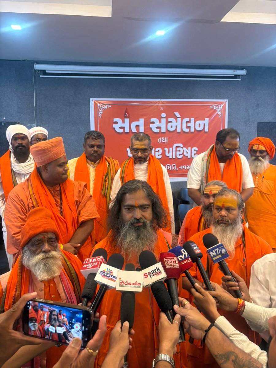 niraj_jha_1's tweet photo. हर सनातनी के माथे पर तिलक, सिर पर शिखा, गले में तुलसी की माला और मुख में हर समय भगवान का नाम होना चाहिए – ये केवल पहचान नहीं, बल्कि आत्मिक अनुशासन का
#SuspendSanjayRai 
#SuspendSanjayRai
@dgpgujarat @CMOGuj @PMOIndia @sanghaviharsh @CRPaatil @AmitShah https://t.co/Cz7Z8V5hl4