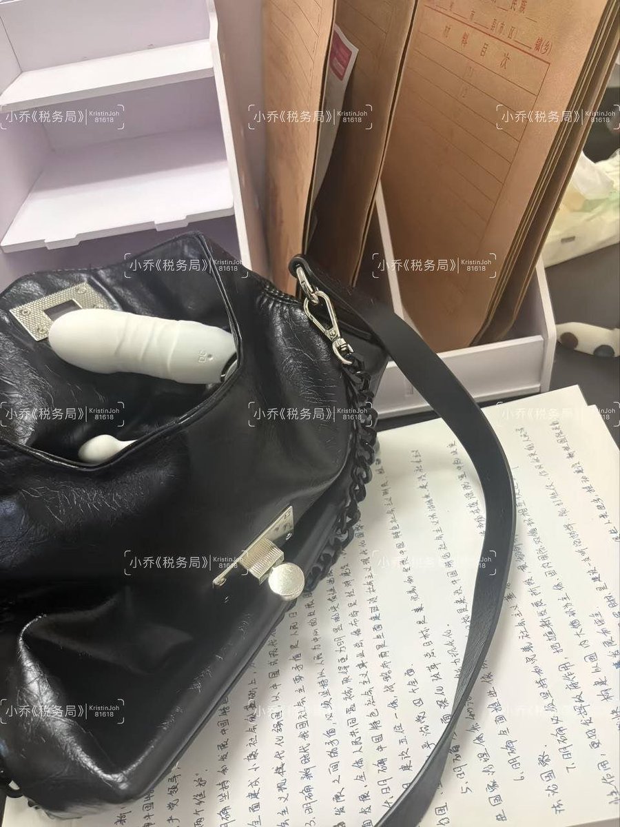 哎呦，我的小玩具掉出来了，不知道同事们会不会发现…