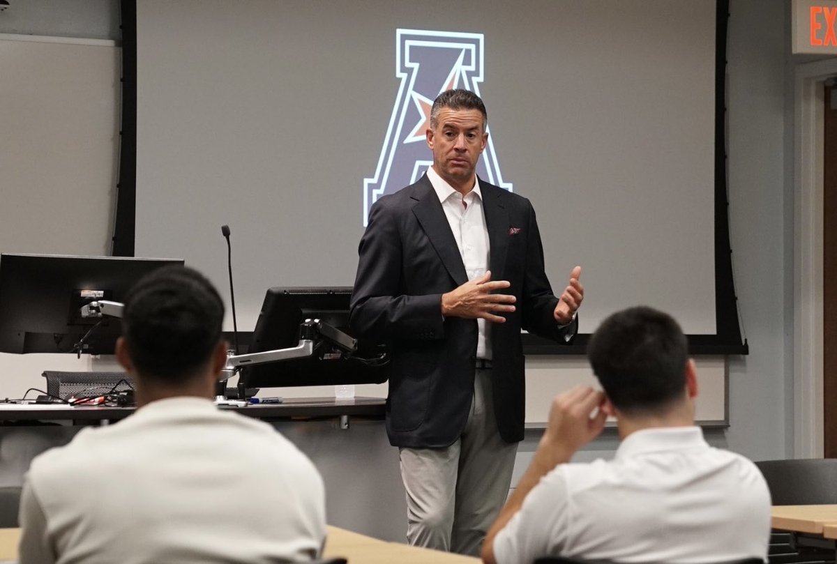 BroadStNIL's tweet photo. Last week @Tim_Pernetti , the Commissioner of the American Conference spoke to us at Broad St. NIL and our fellow STHM students. The word of the day was transparency👀🍒 
Thank you again for taking the time to speak with us!
#TempleSTHM #AmericanConference #NIL #TempleUniv https://t.co/2exEOl4Bry