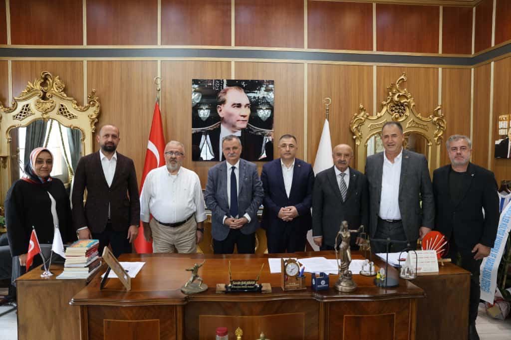 gazeteax's tweet photo. Yunusemre’de Toplu Sözleşme Masada Tamamlandı

Hizmet İş Sendikası Genel Başkan Yardımcısı İdris Ersoy, Sendika ile Manisa/Yunusemre Belediyesi şirketleri Yodaş ve Mayeb arasında gerçekleştirilen toplu iş sözleşmesi imza törenine katıldı.

İmza törenine Genel Başkan Yardımcısı Ersoy’un yanı sıra; Yunusemre Belediye Başkanı Semih Balaban, Manisa 1 No’lu Şube Başkanı Okan Polat ve Şube Başkan Yardımcıları ile Yunusemre yetkilileri katıldı. Sözleşmenin masada karşılıklı anlayış ve uzlaşıyla sonuçlanmasından duyduğu memnuniyeti dile getiren Genel Başkan Yardımcısı Ersoy, “Bizim sendikal anlayışımızda yaşadığımız her sürecin sonunda geriye kalan en kıymetli şey; ortak akıl, samimiyet ve dostlukla kurulan bağlardır. Görüşmeler boyunca yapıcı bir diyalog zemini oluşturarak sürecin olumlu şekilde tamamlanmasına katkı sunan Yunusemre Belediye Başkanımız Semih Balaban’a teşekkür ediyorum. Kazanan hem belediyemiz hem de alın terinin hakkını savunan işçi kardeşlerimiz olmuştur” dedi.

Yunusemre Belediye Başkanı Semih Balaban ise sözleşmenin hayırlı olmasını temenni etti. Balaban, “Yunusemre Belediyesi olarak, çalışanlarımızın emeğine ve katkısına daima değer veriyoruz. Bu anlayışla, Hizmet-İş Sendikası ile 3 yıllık toplu iş sözleşmesi protokolü imzalayarak çalışma hayatına ilişkin çeşitli düzenlemeler gerçekleştirdik.

Bu süreçte emeği geçen Belediye Başkan Yardımcımız Ali Kuyumcu’ya, YODAŞ Genel Müdürü Cahit Kaplan’a ve MAYEB A.Ş. Genel Müdürü İlhan Düzenli’ye teşekkür ediyorum” dedi.

https://t.co/WjN2clemMh

#Yunusemrebelediyesi #Hizmetiş