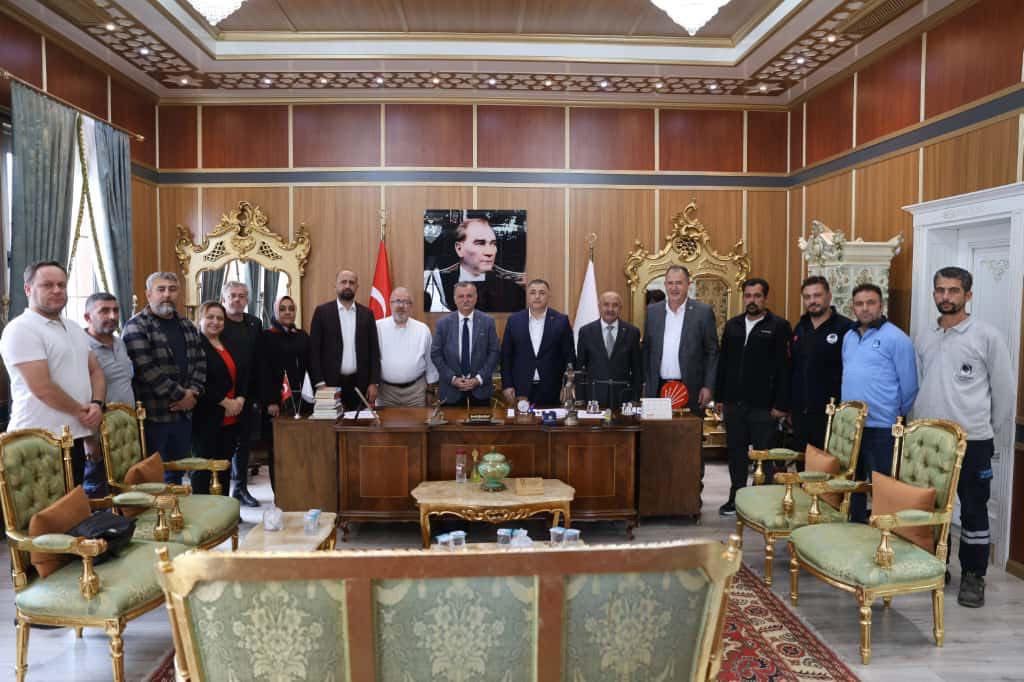 gazeteax's tweet photo. Yunusemre’de Toplu Sözleşme Masada Tamamlandı

Hizmet İş Sendikası Genel Başkan Yardımcısı İdris Ersoy, Sendika ile Manisa/Yunusemre Belediyesi şirketleri Yodaş ve Mayeb arasında gerçekleştirilen toplu iş sözleşmesi imza törenine katıldı.

İmza törenine Genel Başkan Yardımcısı Ersoy’un yanı sıra; Yunusemre Belediye Başkanı Semih Balaban, Manisa 1 No’lu Şube Başkanı Okan Polat ve Şube Başkan Yardımcıları ile Yunusemre yetkilileri katıldı. Sözleşmenin masada karşılıklı anlayış ve uzlaşıyla sonuçlanmasından duyduğu memnuniyeti dile getiren Genel Başkan Yardımcısı Ersoy, “Bizim sendikal anlayışımızda yaşadığımız her sürecin sonunda geriye kalan en kıymetli şey; ortak akıl, samimiyet ve dostlukla kurulan bağlardır. Görüşmeler boyunca yapıcı bir diyalog zemini oluşturarak sürecin olumlu şekilde tamamlanmasına katkı sunan Yunusemre Belediye Başkanımız Semih Balaban’a teşekkür ediyorum. Kazanan hem belediyemiz hem de alın terinin hakkını savunan işçi kardeşlerimiz olmuştur” dedi.

Yunusemre Belediye Başkanı Semih Balaban ise sözleşmenin hayırlı olmasını temenni etti. Balaban, “Yunusemre Belediyesi olarak, çalışanlarımızın emeğine ve katkısına daima değer veriyoruz. Bu anlayışla, Hizmet-İş Sendikası ile 3 yıllık toplu iş sözleşmesi protokolü imzalayarak çalışma hayatına ilişkin çeşitli düzenlemeler gerçekleştirdik.

Bu süreçte emeği geçen Belediye Başkan Yardımcımız Ali Kuyumcu’ya, YODAŞ Genel Müdürü Cahit Kaplan’a ve MAYEB A.Ş. Genel Müdürü İlhan Düzenli’ye teşekkür ediyorum” dedi.

https://t.co/WjN2clemMh

#Yunusemrebelediyesi #Hizmetiş
