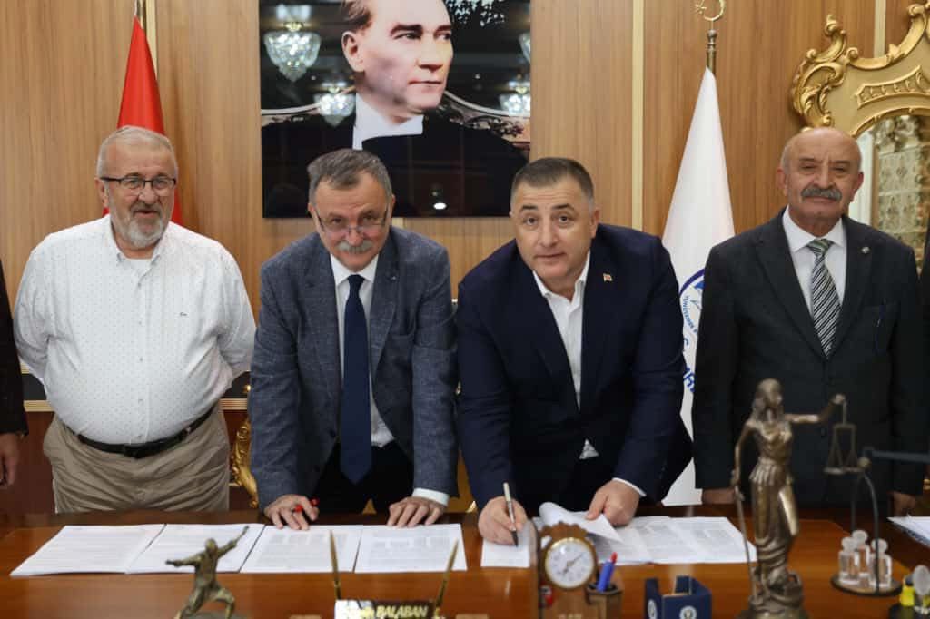 gazeteax's tweet photo. Yunusemre’de Toplu Sözleşme Masada Tamamlandı

Hizmet İş Sendikası Genel Başkan Yardımcısı İdris Ersoy, Sendika ile Manisa/Yunusemre Belediyesi şirketleri Yodaş ve Mayeb arasında gerçekleştirilen toplu iş sözleşmesi imza törenine katıldı.

İmza törenine Genel Başkan Yardımcısı Ersoy’un yanı sıra; Yunusemre Belediye Başkanı Semih Balaban, Manisa 1 No’lu Şube Başkanı Okan Polat ve Şube Başkan Yardımcıları ile Yunusemre yetkilileri katıldı. Sözleşmenin masada karşılıklı anlayış ve uzlaşıyla sonuçlanmasından duyduğu memnuniyeti dile getiren Genel Başkan Yardımcısı Ersoy, “Bizim sendikal anlayışımızda yaşadığımız her sürecin sonunda geriye kalan en kıymetli şey; ortak akıl, samimiyet ve dostlukla kurulan bağlardır. Görüşmeler boyunca yapıcı bir diyalog zemini oluşturarak sürecin olumlu şekilde tamamlanmasına katkı sunan Yunusemre Belediye Başkanımız Semih Balaban’a teşekkür ediyorum. Kazanan hem belediyemiz hem de alın terinin hakkını savunan işçi kardeşlerimiz olmuştur” dedi.

Yunusemre Belediye Başkanı Semih Balaban ise sözleşmenin hayırlı olmasını temenni etti. Balaban, “Yunusemre Belediyesi olarak, çalışanlarımızın emeğine ve katkısına daima değer veriyoruz. Bu anlayışla, Hizmet-İş Sendikası ile 3 yıllık toplu iş sözleşmesi protokolü imzalayarak çalışma hayatına ilişkin çeşitli düzenlemeler gerçekleştirdik.

Bu süreçte emeği geçen Belediye Başkan Yardımcımız Ali Kuyumcu’ya, YODAŞ Genel Müdürü Cahit Kaplan’a ve MAYEB A.Ş. Genel Müdürü İlhan Düzenli’ye teşekkür ediyorum” dedi.

https://t.co/WjN2clemMh

#Yunusemrebelediyesi #Hizmetiş