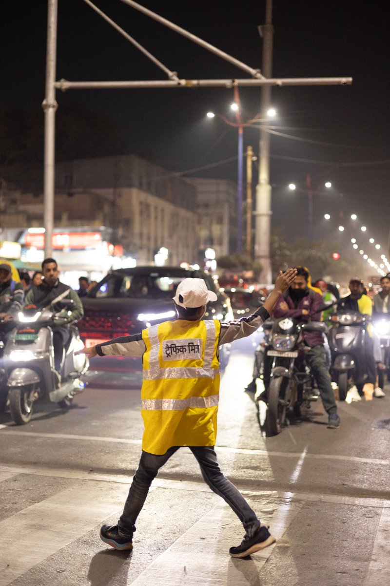 trafficmitra_'s tweet photo. ट्रैफिक मित्र अभियान – सुरक्षित इंदौर, जिम्मेदार नागरिक!

महापौर पुष्यमित्र भार्गव जी के नेतृत्व में सड़क सुरक्षा की इस मुहिम में जुड़ें और इंदौर की सड़कों को और भी सुरक्षित बनाएं! 

अब समय है ट्रैफिक नियमों का पालन करने का और अपने शहर को व्यवस्थित और सुरक्षित बनाने का। https://t.co/dTtWVSIQNJ