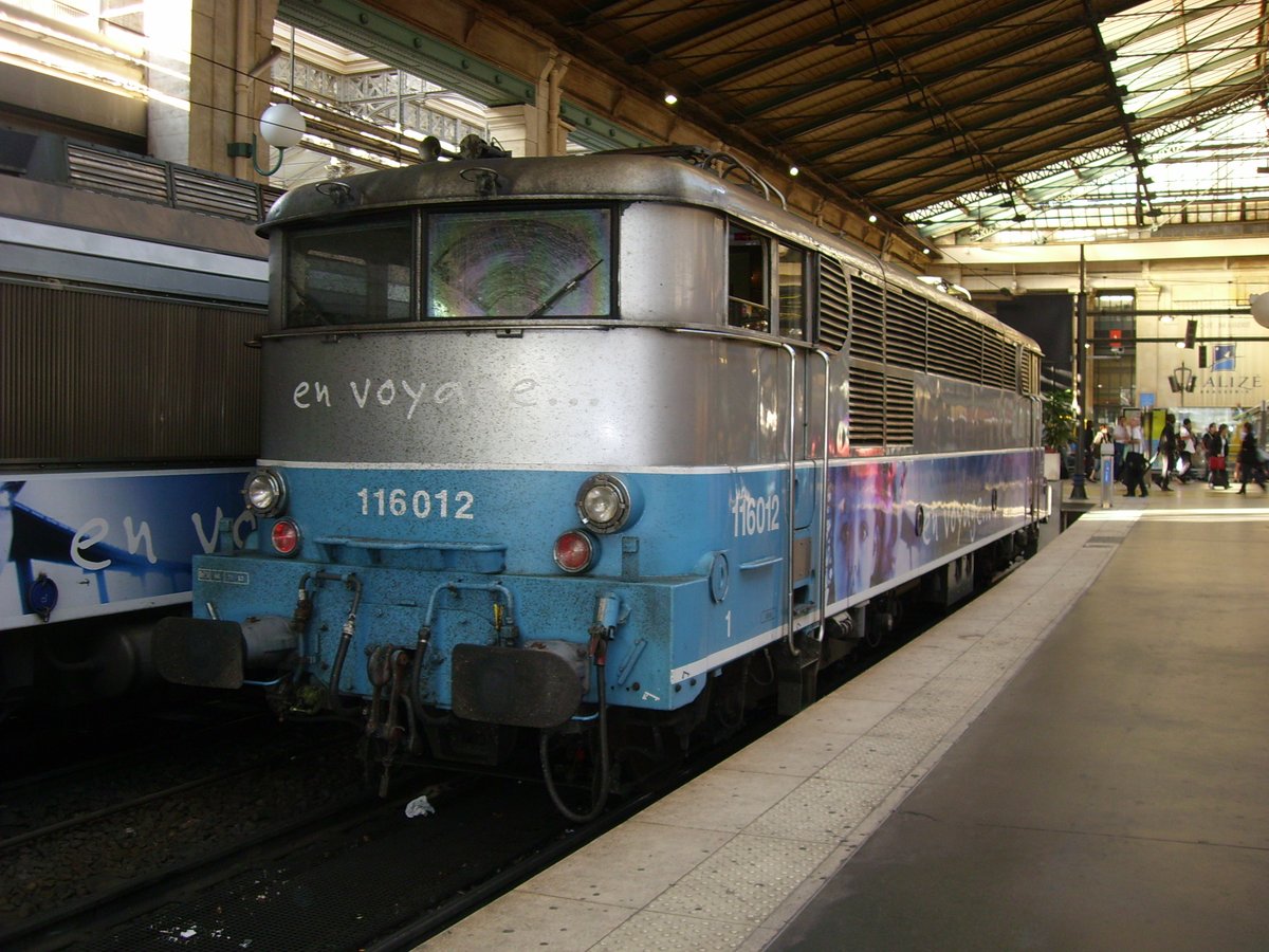 Surprise un matin de juin 2010 au butoir de Paris-Nord,  la BB16012 unique avec ses persiennes supplémentaires. <a href="/BertrandNICOLL2/">Bertrand NICOLLE</a> <a href="/AfacVal/">AFAC Centre Val de Loire</a>