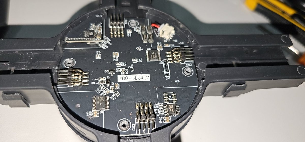 Jinusian's tweet image. Inside Hologram display: Controller with custom #esp32 Module and #stm32 MCU.
2000X684 Pixels.