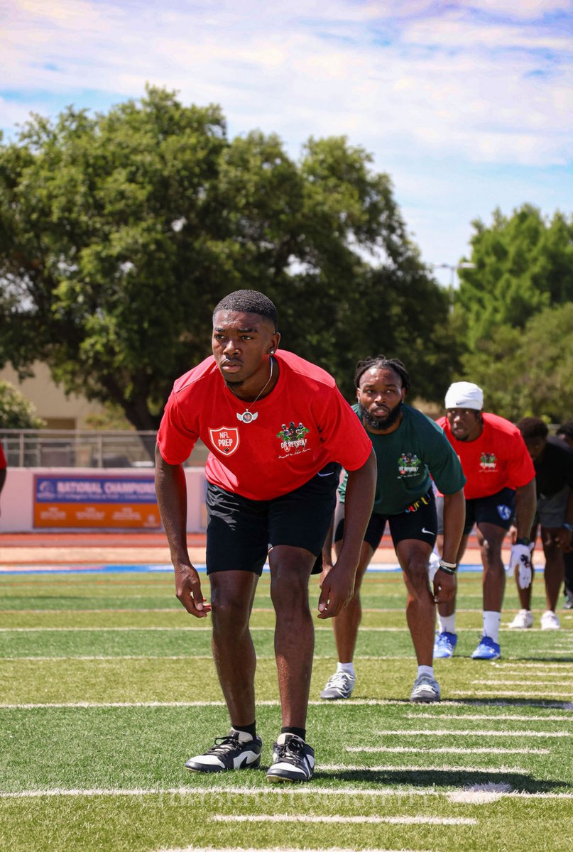 draftprep's tweet image. The DB Retreat was a thrilling event this summer. Over 150 Defensive Backs came out to spend a week of work, leadership, and networking with us. 

We are very grateful for the 12 College Coaches in attendance along with NFL Executive Lionel Vital. 

🔗: draftprep.org/db-retreat-1