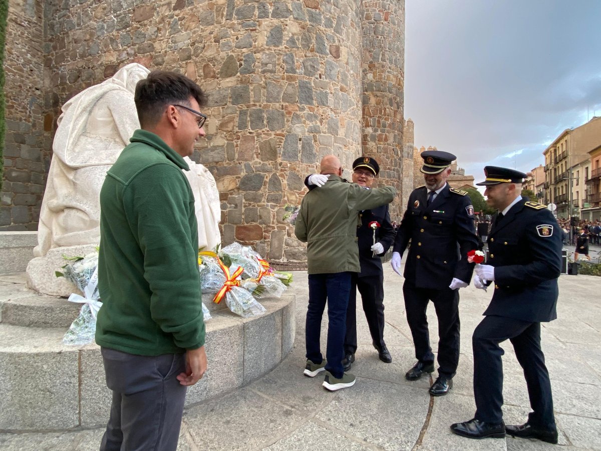 EmergenciaAvila's tweet image. Estamos celebrando las fiestas de #SantaTeresa, patrona de #Ávila, y no podíamos faltar a la tradicional ofrenda floral al monumento de la santa en el Mercado Grande con #PolicíaLocalAV #BomberosAv y @ProteCivilAvila, acompañando a toda la sociedad abulense en este día