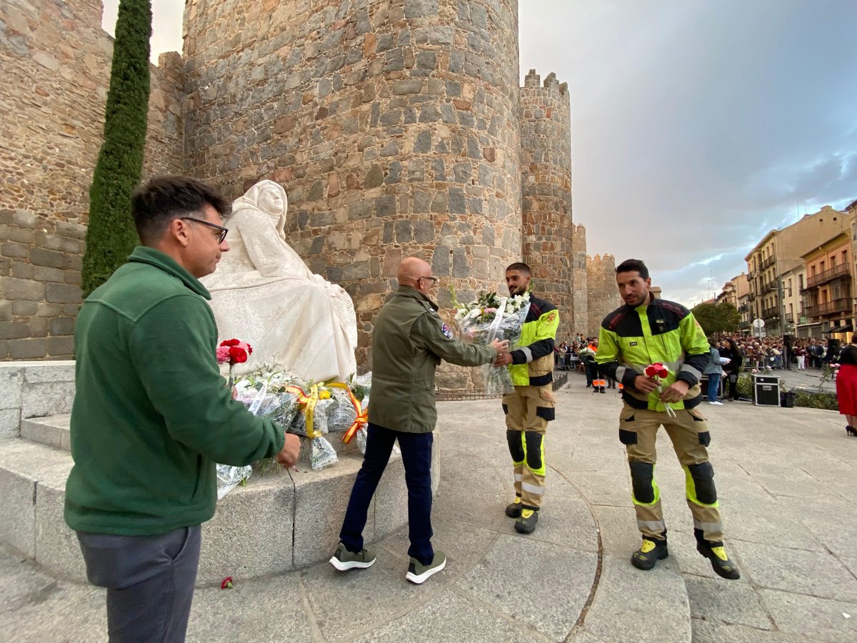 EmergenciaAvila's tweet image. Estamos celebrando las fiestas de #SantaTeresa, patrona de #Ávila, y no podíamos faltar a la tradicional ofrenda floral al monumento de la santa en el Mercado Grande con #PolicíaLocalAV #BomberosAv y @ProteCivilAvila, acompañando a toda la sociedad abulense en este día