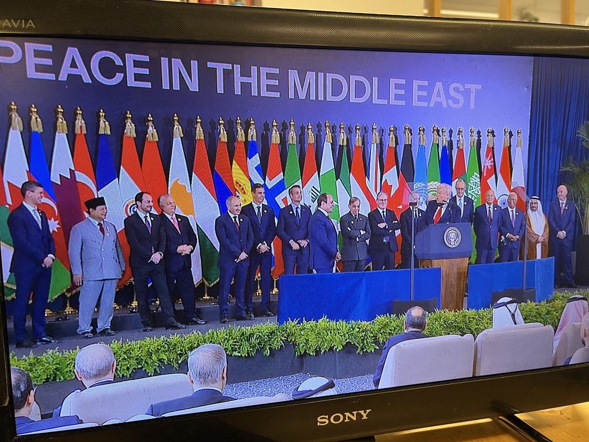 stabrunsmith's tweet image. På vingen her står altså FIFA-president sammen med verdenslederne i Sharm El-Sheikh.