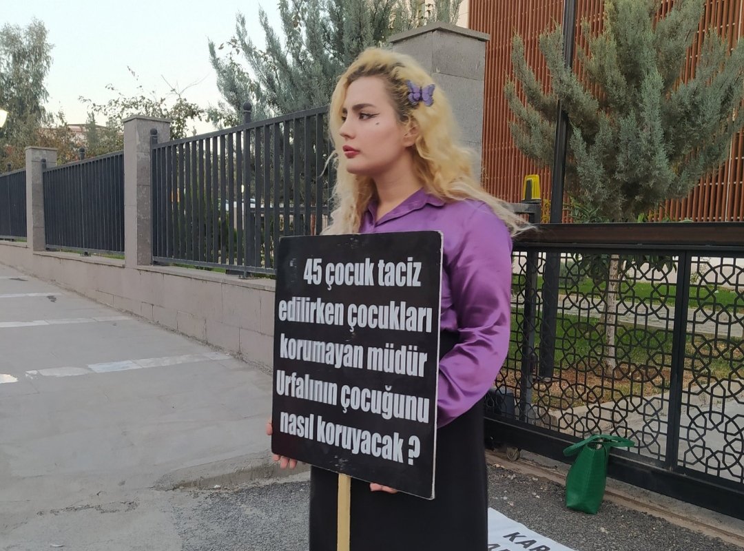 Emine Gizem ÇETİNER (@gizeminecetiner) on Twitter photo Bugün çocuklarımız için yaptığım eylemin 672. Günüydü.
Ensar vakfında 45 çocuğun istismarı davasında il milli eğitim müdürlüğü yapan kişi 2 yıldır Urfa'da il milli eğitim müdürü.
Ben bu sebeple iki yıldır il milli eğitim müdürlüğünün önünde eylemdeyim.
Duyarlı herkesi yanıma Bugün çocuklarımız için yaptığım eylemin 672. Günüydü.
Ensar vakfında 45 çocuğun istismarı davasında il milli eğitim müdürlüğü yapan kişi 2 yıldır Urfa'da il milli eğitim müdürü.
Ben bu sebeple iki yıldır il milli eğitim müdürlüğünün önünde eylemdeyim.
Duyarlı herkesi yanıma