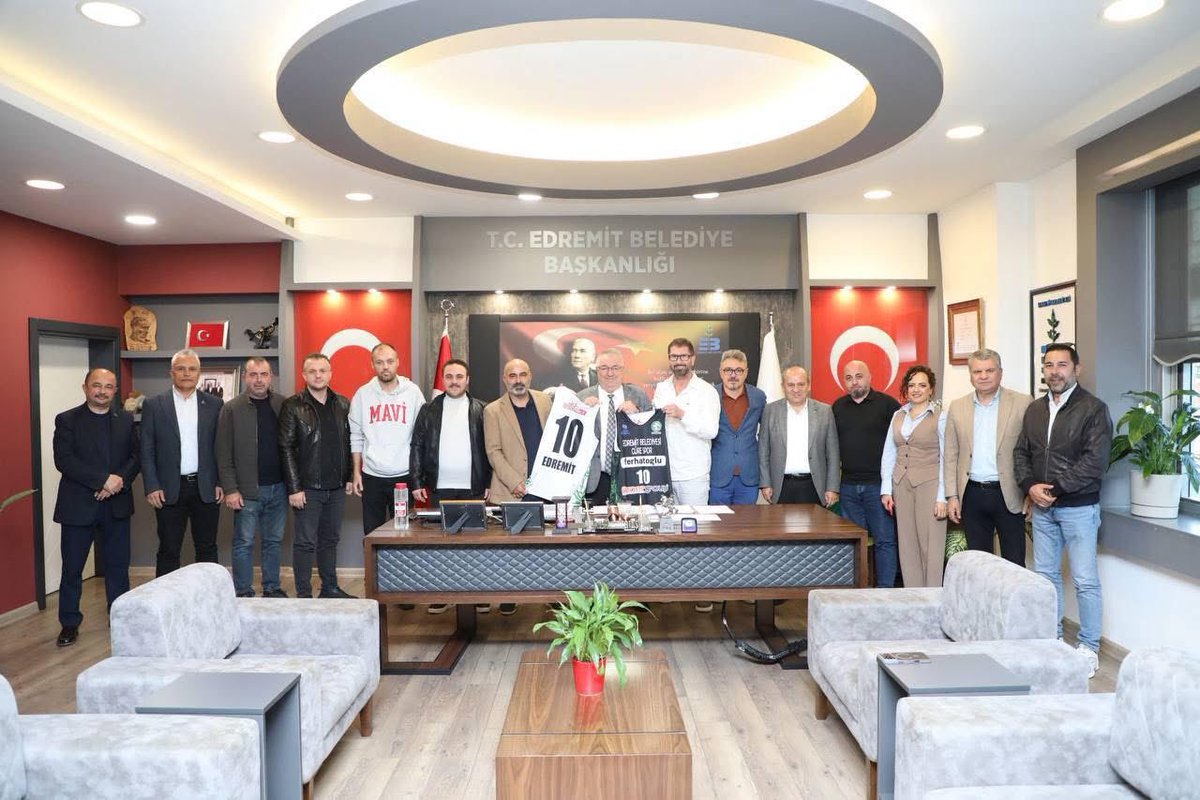 Başkanımız Serdar Akgül ve Y.K. üyelerimiz, ana sponsorumuz Ferhatoğlu Group Başkanı M. Agah Ferhatoğlu ile birlikte Edremit Belediye Başkanımız Mehmet Ertaş’ı ziyaret etti. 

Yeni sezon öncesini değerlendirdiğimiz Başkanımıza sahipliği ve desteleri için teşekkür ediyoruz. 🙏
