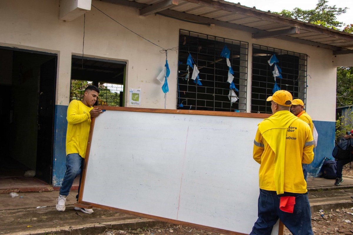 alertanoti's tweet image. GOBIERNO TRANSFORMA C.E TERRY ALLEN FEDORCHUCK EN SAN VICENTE SUR
El Gobierno continúa impulsando la modernización del sistema educativo con el inicio de la transformación del Centro Escolar Terry Allen Fedorchuck, ubicado en San Vicente Sur, una obra que forma parte del…