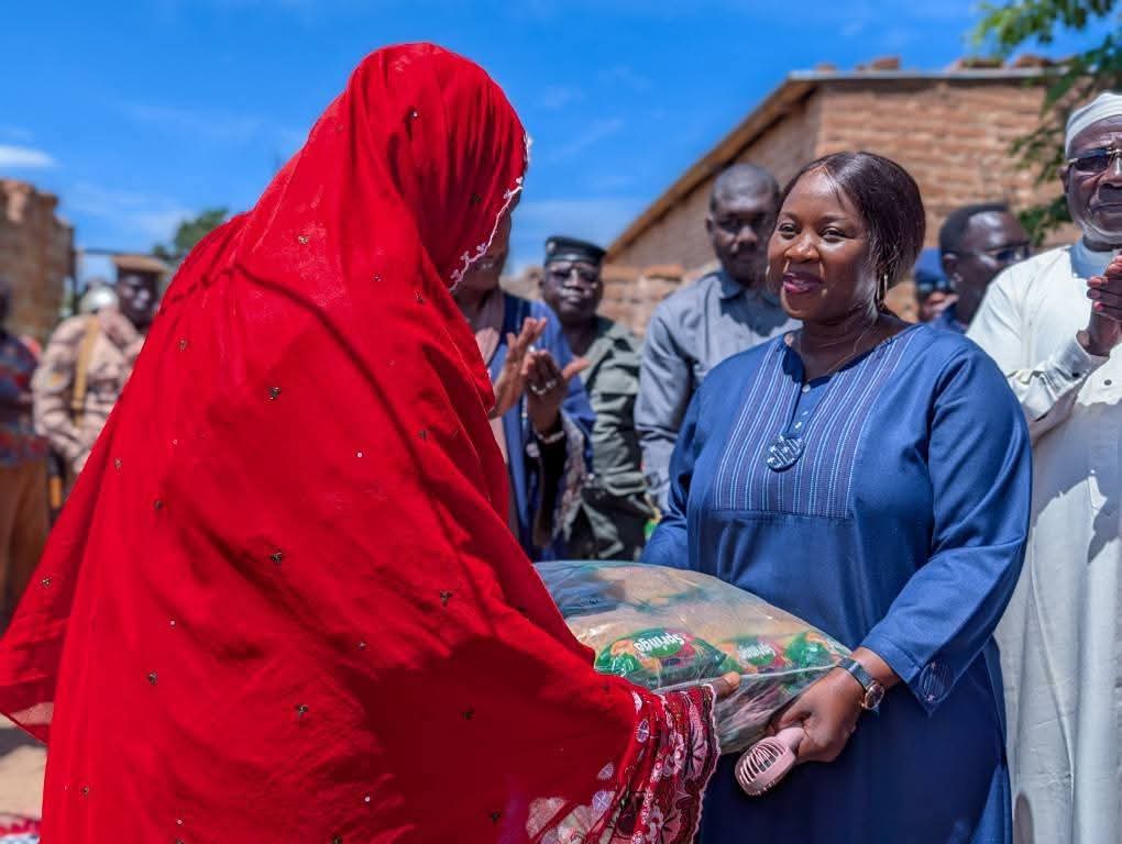 kitokoGata's tweet image. Dans le cadre du prolongement de ma tournée de terrain, je me suis rendue dimanche 12 octobre au siège de l&apos;association des veuves et orphelins #AVO de #Pala. J&apos;ai pu y saluer l&apos;engagement remarquable et la solidarité dont font preuve ses responsables, qui œuvrent pour une prise…