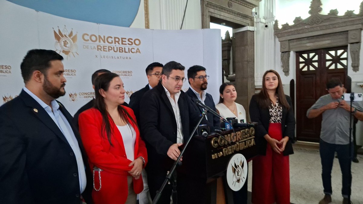 🚨 Diputados electos de Movimiento Semilla, encabezados por Samuel Pérez, solicitaron al Presidente Bernardo Arévalo, la destitución de la cúpula del Ministerio de Gobernación tras la fuga de 20 reos vinculados al barrio 18. #Guatemala #Seguridad #MovimientoSemilla