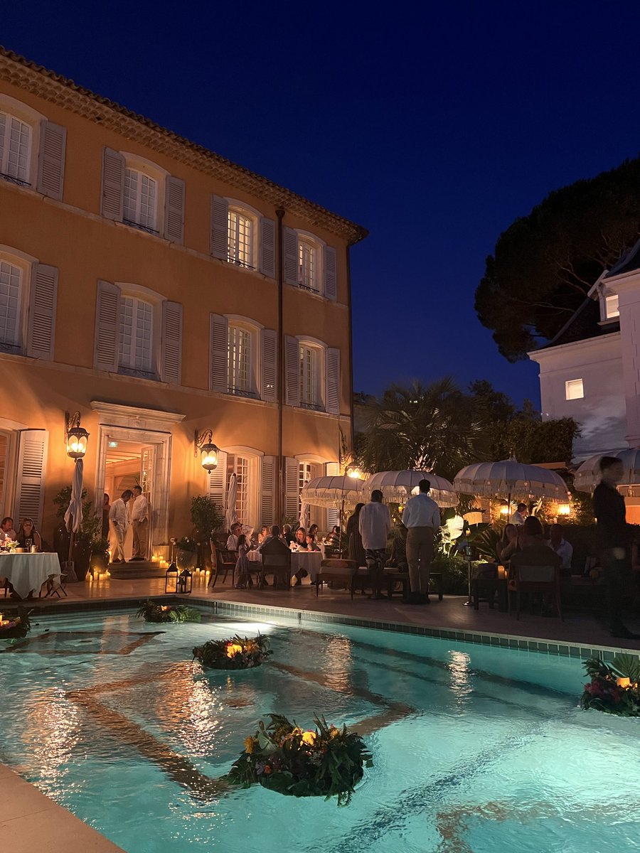 العالم يضيق حين يسكت من اعتدنا صوته ..
وكل غياب هو امتحان لصبر القلب على الفقد المستتر ..