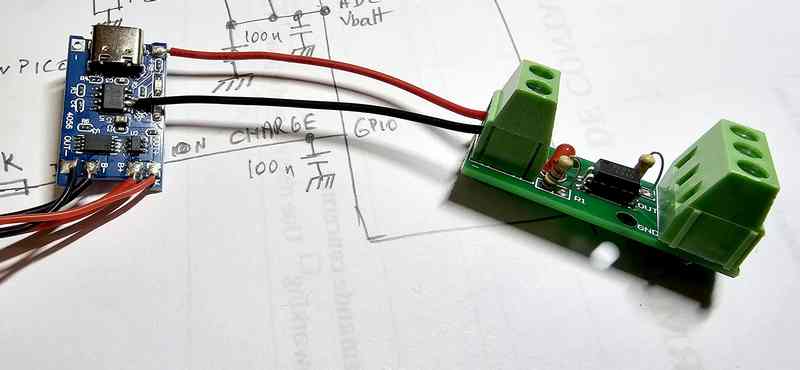 framboise314's tweet image. Test du jour : détection de charge 18650 avec #TP4056 => #PC817 (patte 6 CHRG) => @Raspberry_Pi #Pico en 3,3 V. Isolation propre, zéro risque, et “⚡ en charge” à l’écran. C’est simple… il suffit de trembler en même temps que la carte qu’on soude 🤣😂. #RP2040 #Maker