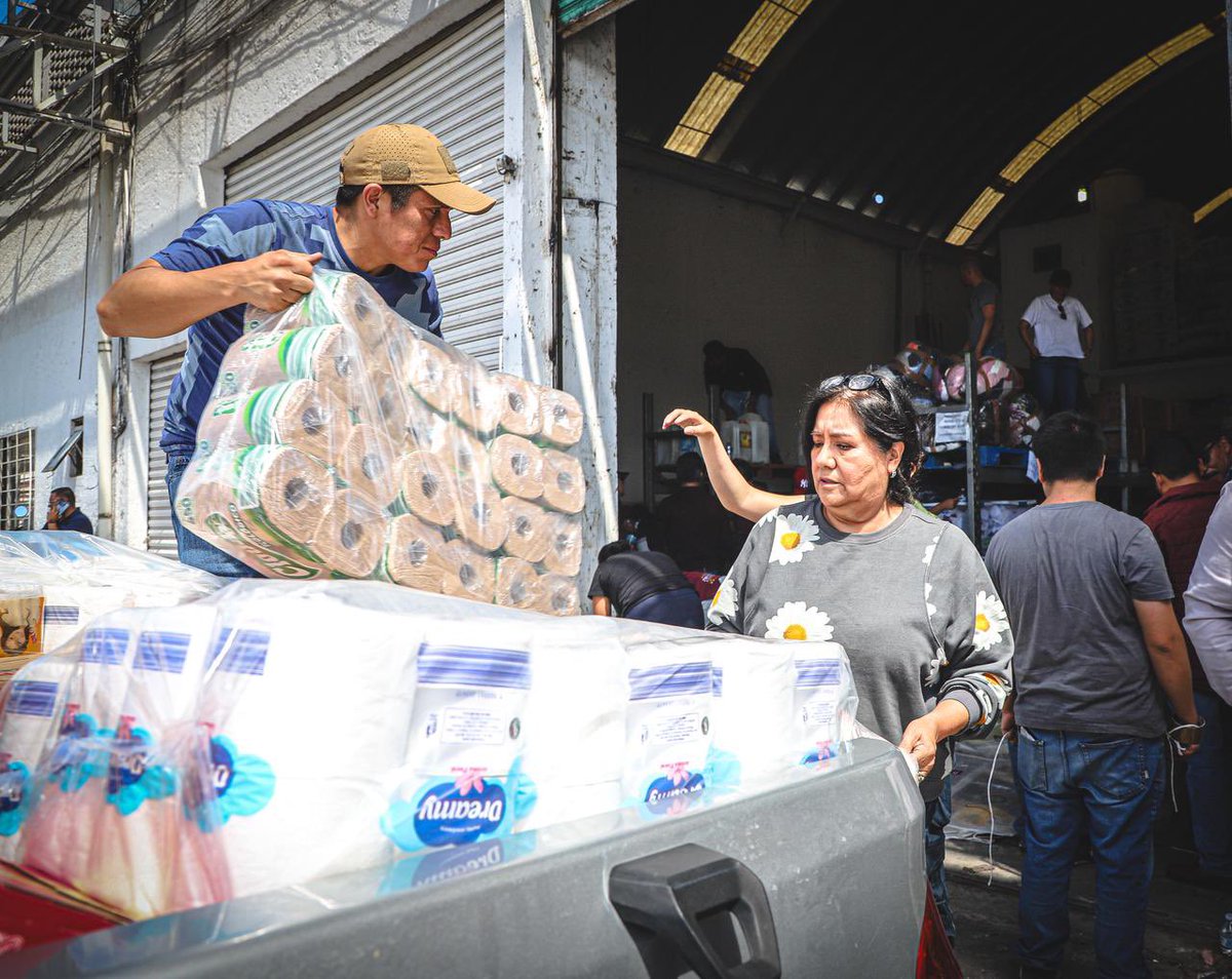 difhgo's tweet image. #LaFamiliaDIFH, encabezada por Edda Vite Ramos, agradece a la @MovilidadHgo por la entrega de víveres en el Almacén de la Central de Abastos de Pachuca.
Estos apoyos serán enviados a los municipios más afectados por las lluvias.