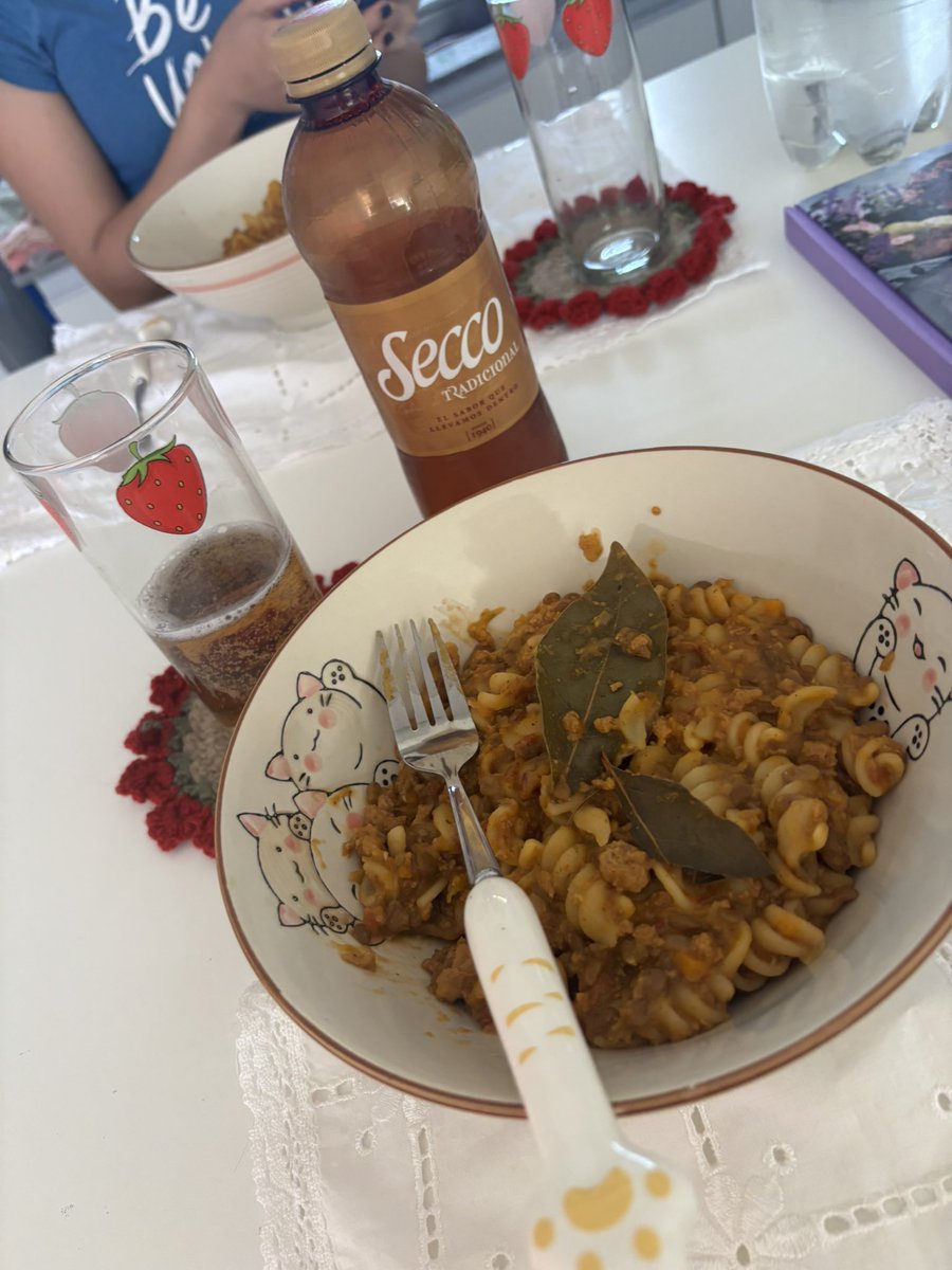 Mi editora santiagueña me editó un guiso mientras escuchaba al chaquéño y me trajo Secco tradicional.🧎🏼‍♀️