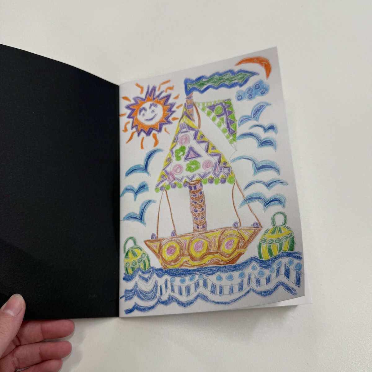 ElthamLibrary's tweet image. We enjoyed an adult art workshop at #ElthamLibrary on Saturday! Inspired by the #Elthamread 2025 pick ‘The Memory Library’, we looked at memories and how to explore and respond to them creatively using art therapy techniques and different materials 🎨 #LoveYourLibrary