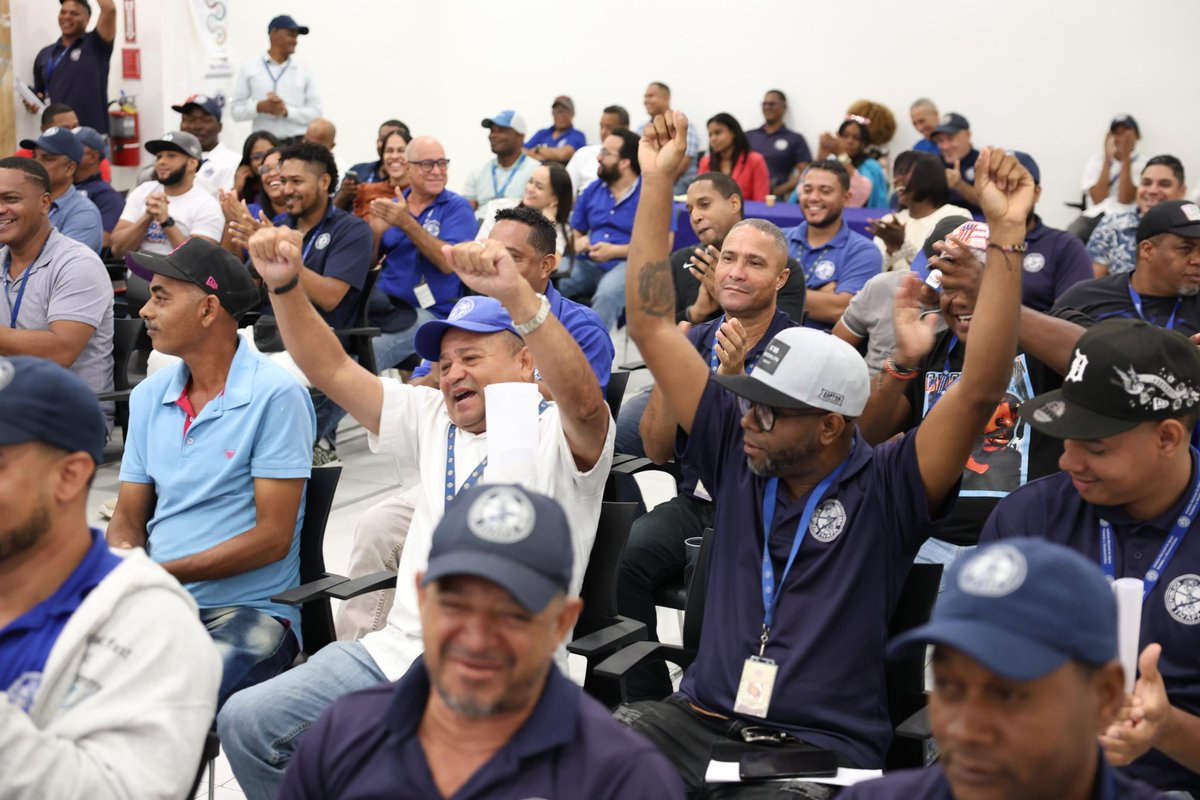 warnaudbisono's tweet photo. El trabajo en equipo es la base de cada logro.

Me reuní con el equipo administrativo de @inapagob para seguir planificando con orden, compromiso y visión, siempre pensando en el bienestar de nuestra gente.

#SomosINAPA https://t.co/TP3f7wU5SN