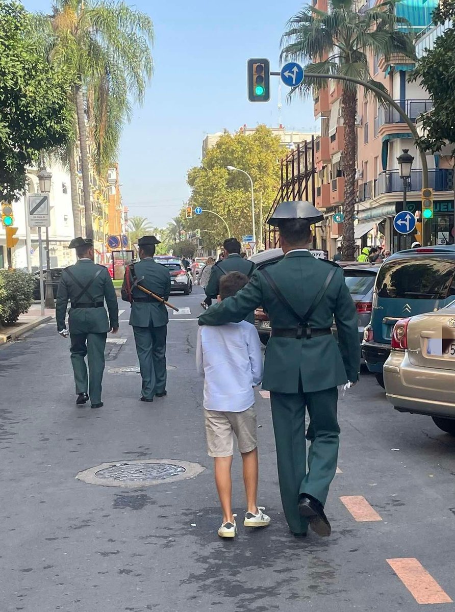 Aquí se erige la figura de un jovencísimo Polilla, quien con orgullo espera convertirse en la 5ª generación de guardias civiles. Los valores que han florecido en cada uno d sus antepasados resuenan como un legado sagrado que se transmite de padres a hijos.

#mipapáesguardiacivil