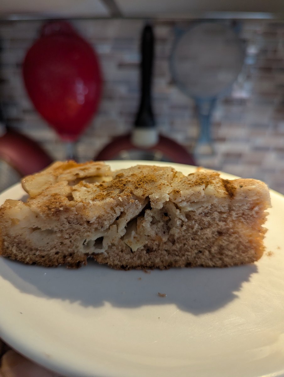 TrueEager's tweet image. RE: ⬆️ 

The finished product...

Goes perfectly with ice cream. 

And the official seal of approval is my teenage nephew having asked for a second slice.

😋 

#KitsWhoCook