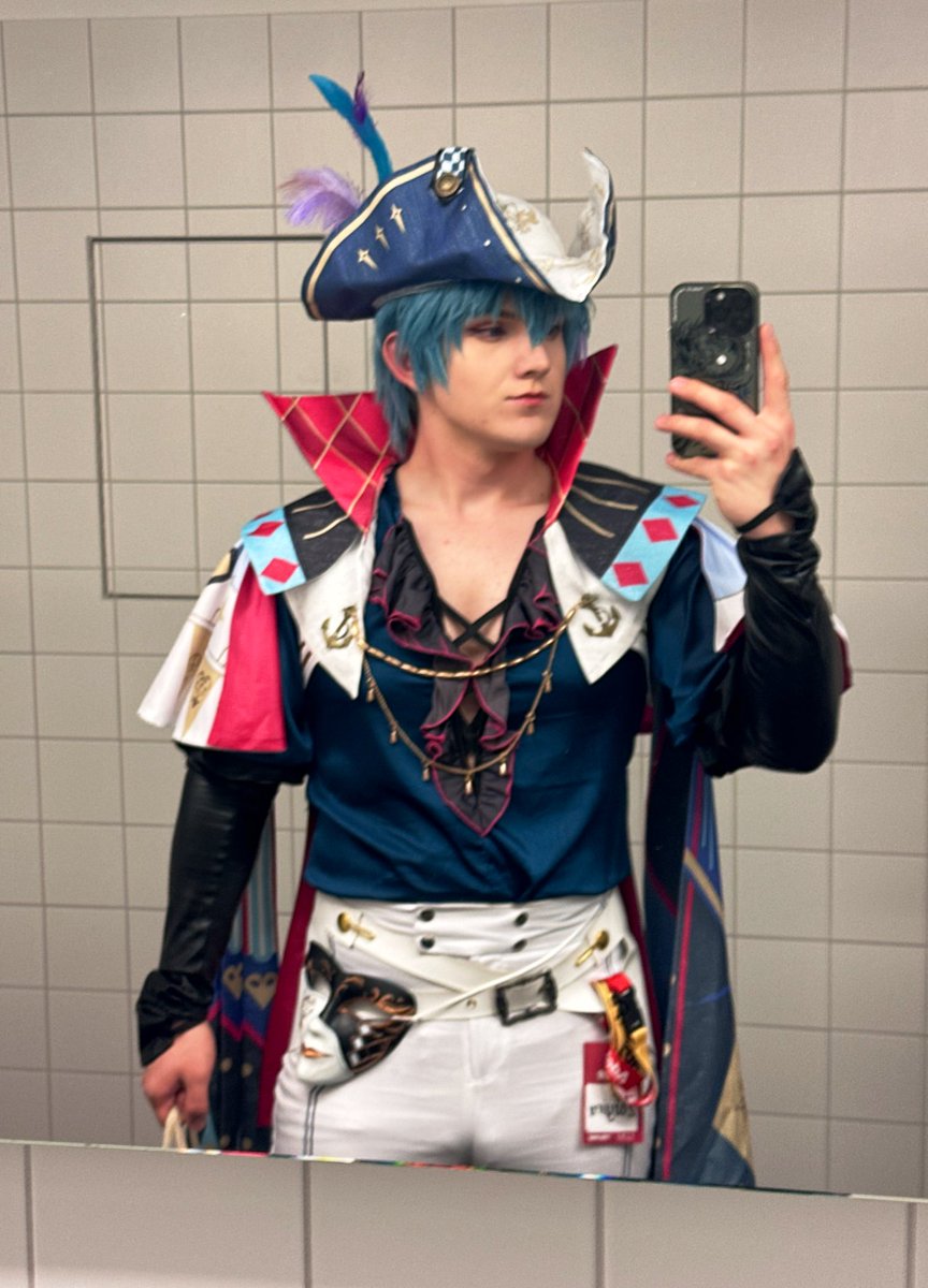 Zaryinx's tweet photo. It’s always the: taking a photo at toilet during a Convention for me https://t.co/mlUR3AFQrN