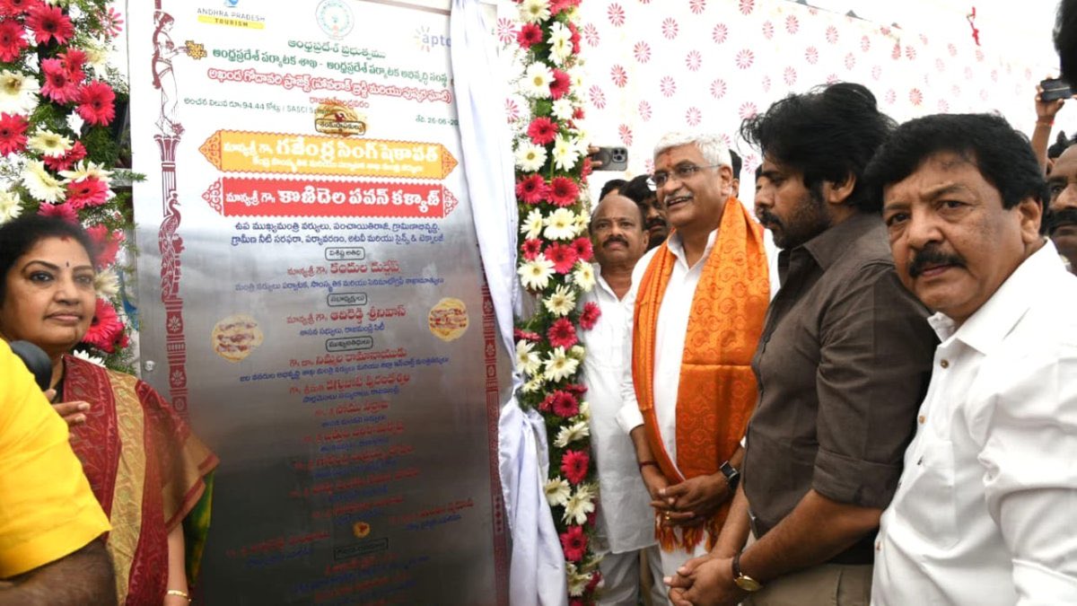 AndhraTelugodu's tweet image. CM @ncbn ‘s name may have been missed out, be it intentional or not, his image/presence can never be erased from the hearts of the people of Andhra ❤️🔥
That’s the kind of impact he’s created, a leader who lives in the minds of millions!
Cc: @PawanKalyan @JanaSenaParty
#YSRCP…